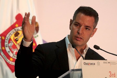 Condena gobernador ataque a oaxaqueño en California y ofrece apoyo a familiares