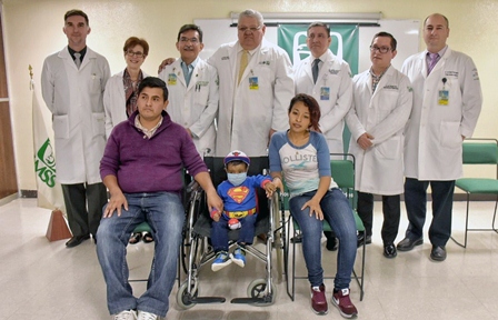 Realizan médicos del IMSS con éxito trasplante de hígado de padre a hijo