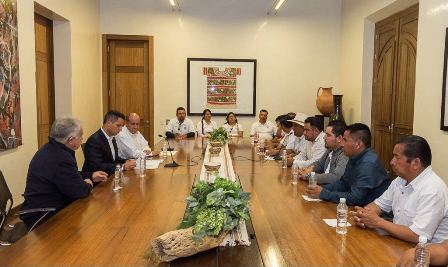 Recibe Gobierno de Oaxaca Pliego Petitorio de las y los trabajadores de la educación