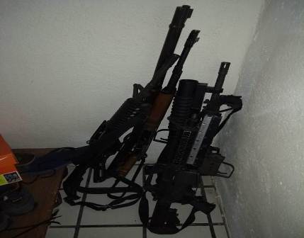 Aseguran armas largas y drogas durante cateo en domicilio de Colima