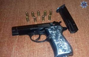 Pistola calibre 380, abastecida con un cargador y nueve cartuchos útiles.