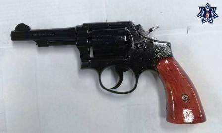 Detiene Policía Estatal a una mujer con un arma en la Mixteca