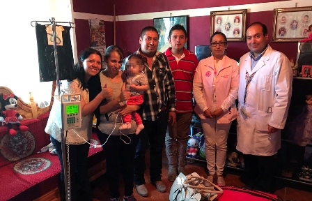 Salvan médicos del IMSS a bebé con alimentación vía venosa; va a casa después de año y medio hospitalizada
