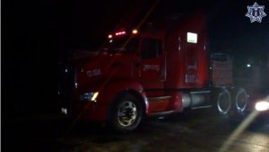 Tracto camión Kemwoor doble remolque, número económico TZ326, rojo, placas 18AF9F del Estado de México y número de serie 3WKAD40XXJF82378.