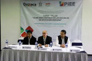 Los asistentes revisaron diferentes aspectos de planes y programas de estudio.