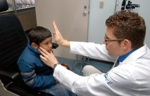 Es necesario determinar si requiere utilizar lentes o padece alguna enfermedad.