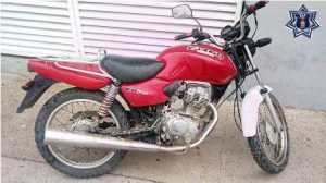 Motocicleta Honda, rojo con negro, modelo 2004, placa E84VW del Estado, serie 9C25030654R201602 y número de motor JC30E64201602.