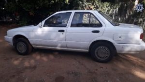 Nissan Tsuru blanco, modelo 2001 y placas HCZ5199 de Guerrero.