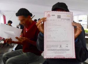 Recibe actas de nacimiento
