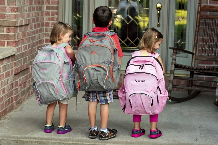Mochilas grandes y pesadas pueden causar daños en la columna del menor