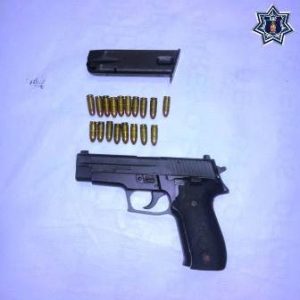 Pistola marca Sig-Sauer, calibre 9 mm y matrícula UU-611713.