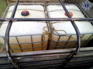 Dos contenedores con capacidad de mil litros cada uno, ambos abastecidos a un 80 por ciento de hidrocarburo.