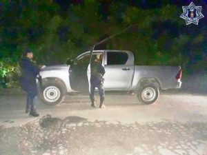 Camioneta Toyota Hilux, gris, 2016, placas JU-69711 del Estado de Jalisco y serie MR0EX8DD8J0257598.