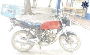 Motocicleta Italika, rojo con negro y serie 3SCPDTDE6G100085.