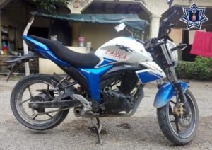 Motocicleta Suzuki, serie MB8NGBA6G8203902, modelo 2016, azul con blanco y sin placa de circulación.
