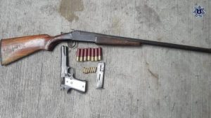 Pistola calibre 9mm Star, matrícula 11168 y escopeta calibre 16 Stevens, sin matrícula.