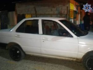 Vehículo Nissan Tsuru, blanco y placas de circulación del estado de Oaxaca.