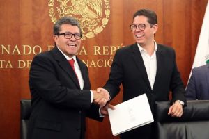 Ricardo Monreal Ávila, recibió el documento de parte de Juan Carlos Baker.