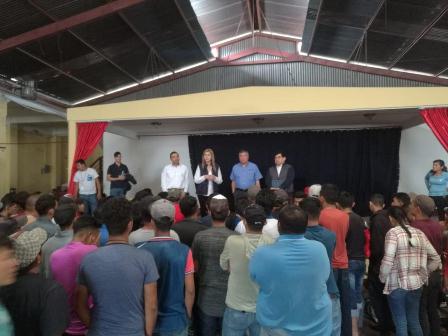 Autoridades del Gobierno de México se reúnen con migrantes hondureños en Guatemala
