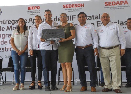 Dota IEEPO de mobiliario y equipo a 56 escuelas de Santa María Huatulco