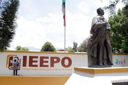 Entrega IEEPO petición a SEP para que atienda petición de pago a maestros de primaria