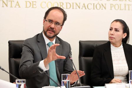 Cuestionan senadores a titular de la Consar sobre inversión de afores en aeropuerto cancelado