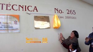 Develan la placa conmemorativa.