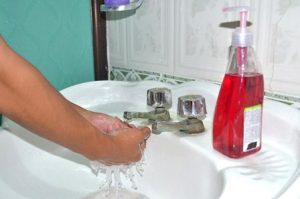 Lavarse las manos después de tocar manijas, barandales, llaves, monedas, billetes u objetos de oficina.