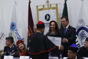 Padilla Zenteno entregó reconocimientos a la Excelencia Estudiantil y Docente para la Educación Superior.