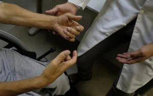 Atienden con terapia molecular