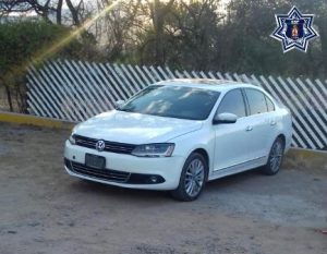 Volkswagen Jetta, placas 122ADJ de la Ciudad de México.