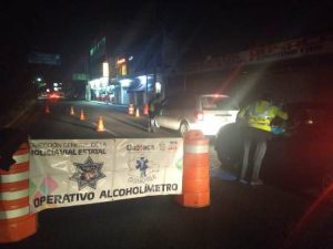 Los infractores fueron detenidos haciéndose acreedores a 24 horas de arresto inconmutable.