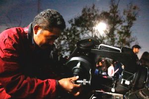 En punto de las 20:00 horas el eclipse total de luna se pudo apreciar a simple vista o con binoculares.