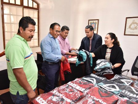Impulsan deporte en la capital oaxaqueña; Entregan uniformes a Sindicato “3 de Marzo”