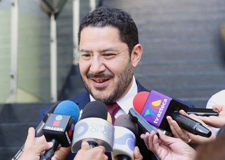 Combatir corrupción y delincuencia, tarea de todos los poderes: Martí Batres