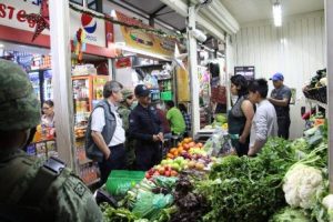 Uniformados se encontraron con decenas de turistas en el área de carnes asadas.