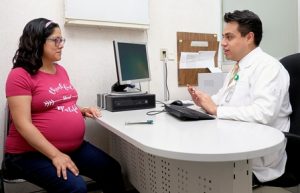 Responsabilidad compartida del personal de salud, pacientes, familia y patrones.