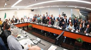 Propusieron que las comisiones dictaminadoras se instalarán en sesión permanente y decretaran un receso.