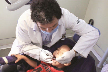 Desde los tres años se deben mantener dientes fuertes y sanos: IMSS