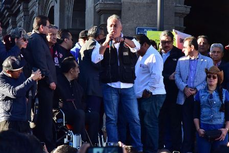 Exigen taxistas dar marcha atrás al acuerdo que permite aplicaciones tecnológicas en el transporte