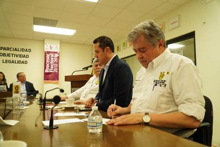 Jaime Martínez Veloz se registra ante Instituto Electoral como candidato del PRD a gubernatura de BC