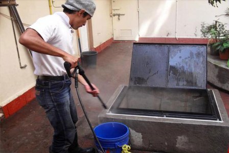 Deben cisternas y tinacos limpiarse bien para evitar contaminar el agua: IMSS