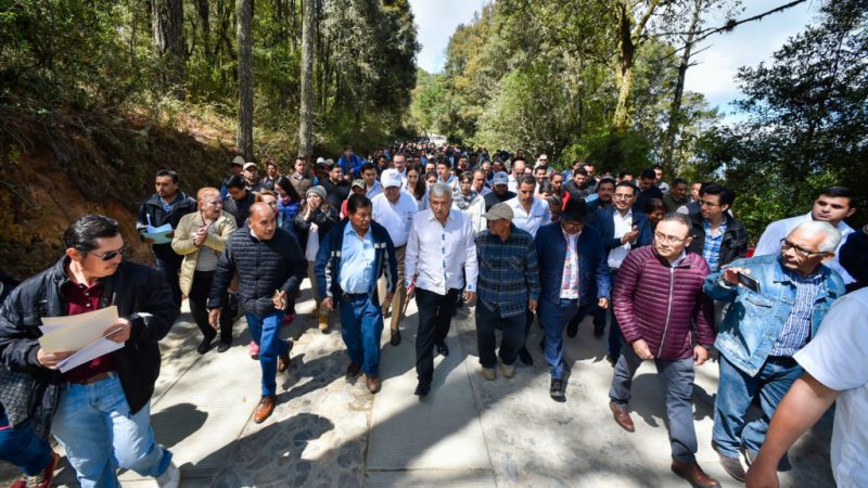 Presidente supervisa caminos pavimentados por comunidades de usos y costumbres de Oaxaca