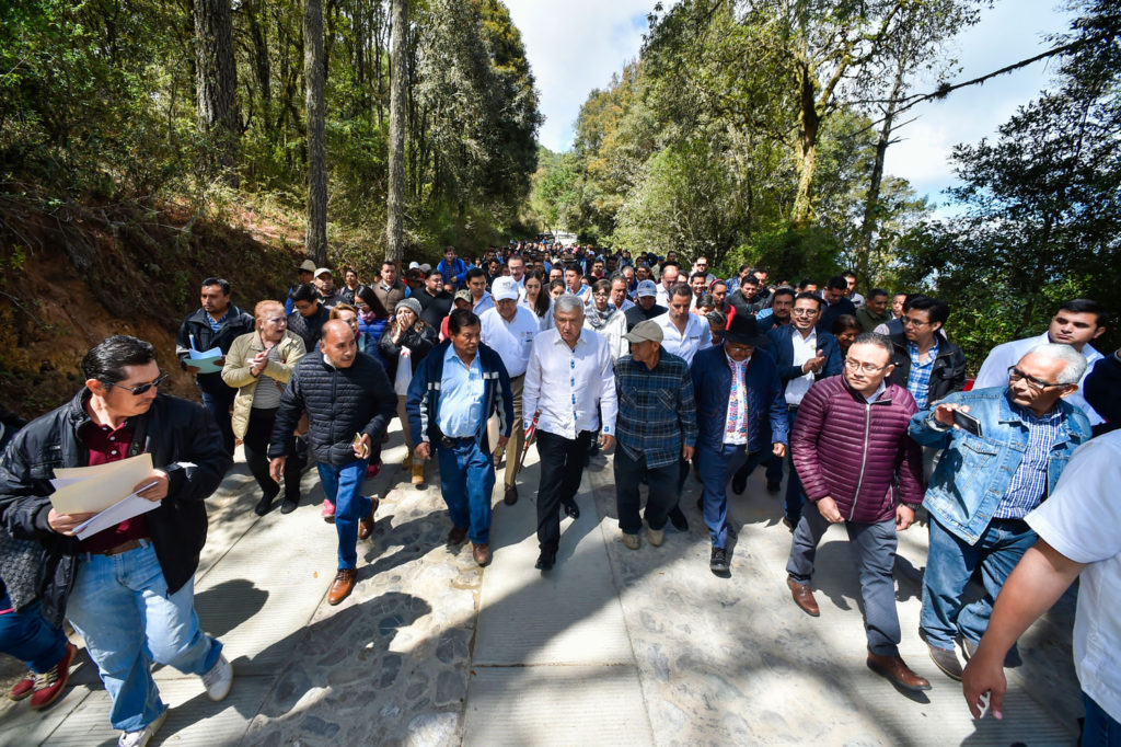 Presidente supervisa caminos pavimentados por comunidades de usos y costumbres de Oaxaca