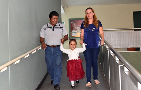 Corrigen ortopedistas del IMSS malformación de columna a niña de 4 años con retiro de una vértebra