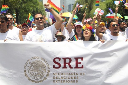 Participa contingente de la Cancillería en 41 Marcha por el Orgullo LGBTTTI