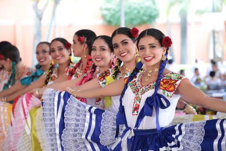 Alegría y folclor se desbordan por las calles de Oaxaca para anunciar la Octava del Lunes del Cerro