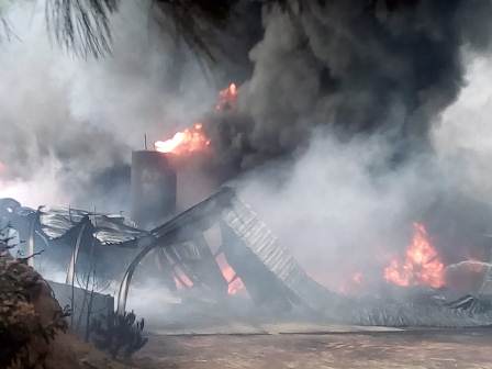 Controlado en 95% incendio en fábrica de resina en la Sierra Norte de Oaxaca