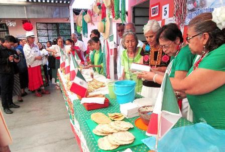 Con actividades físicas y culturales, adultos mayores del CSS del IMSS festejan el Mes Patrio
