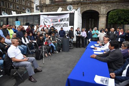 Marchan transportistas este martes